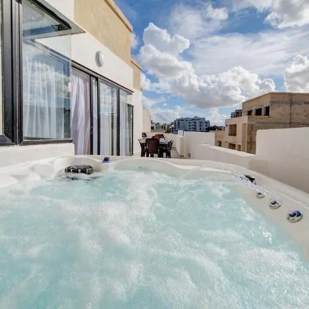 Skyvue Penthouse With Jacuzzi And Seaviews דירה